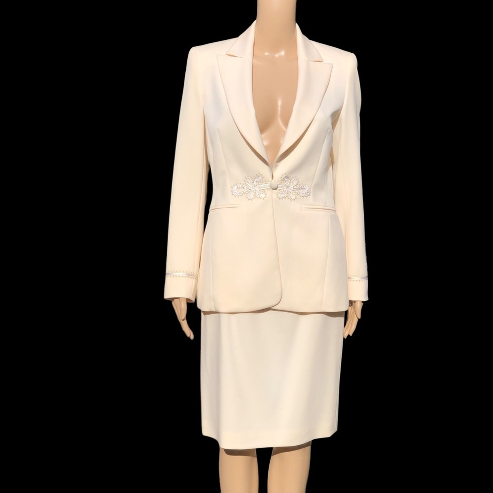 ESCADA ivory colored skirt suit Sz 4 GR 34